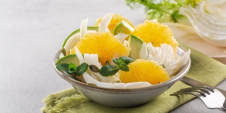 Ein Salat aus Fenchel und Orangen ist in einer Schüssel angerichtet.