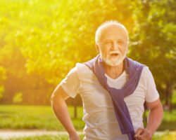 Eine Seniorin und ein Senior beim Jogging im Park.