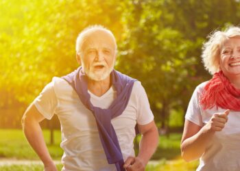 Eine Seniorin und ein Senior beim Jogging im Park.