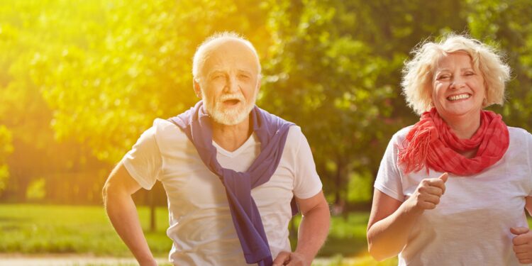 Eine Seniorin und ein Senior beim Jogging im Park.