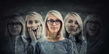 Bilder einer Frau in verschiedenen emotionalen Verfassungen.