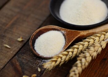 Ein Holzlöffel und eine Schale voller Grieß