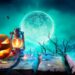 Halloween-Kürbis vor gruseligem Hintergrund