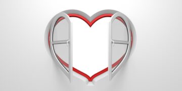 Ein Fenster in Herzform in einer weißen Wand.