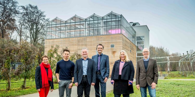 Sebastian Deck, Andreas Ulbrich und Andreas Bertram vor der neuen Indoor-Farm der Hochschule Osnabrück.