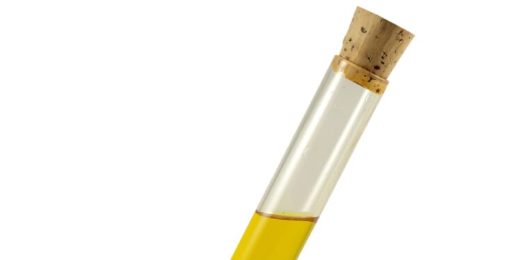 Reagenzglas mit gelber Flüssigkeit und Korkstopfen als Verschluss