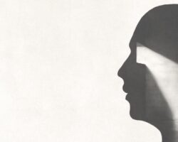 Grafische Darstellung von einer Person, die in dem Kopf einer anderen Person gefangen ist.