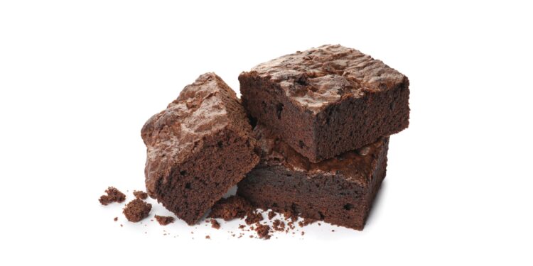 Drei Stück Brownie vor weißem Hintergrund.