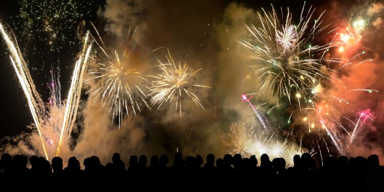 Eine Gruppe von Menschen sieht sich ein Feuerwerk an.