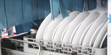 Machen professionelle Geschirrspülmaschinen in Restaurants Menschen krank? (Bild: warut/stock.adobe.com)