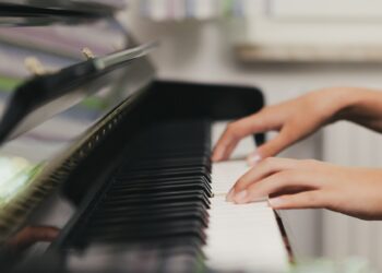 Eine Frau spielt auf einem Klavier.