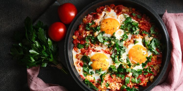 In einer Pfanne ist das israelische und nordafrikanische Gericht Shakshuka zubereitet.