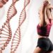 Eine sportliche Frau ist umgeben von DNA-Strängen.