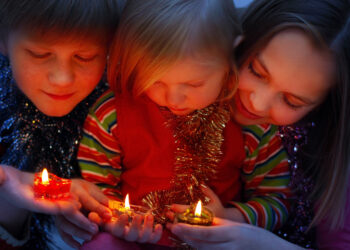 Kinder mit Kerzen
