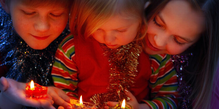 Kinder mit Kerzen