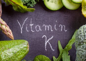 Grünes Gemüse ist um das Wort Vitamin K drapiert.