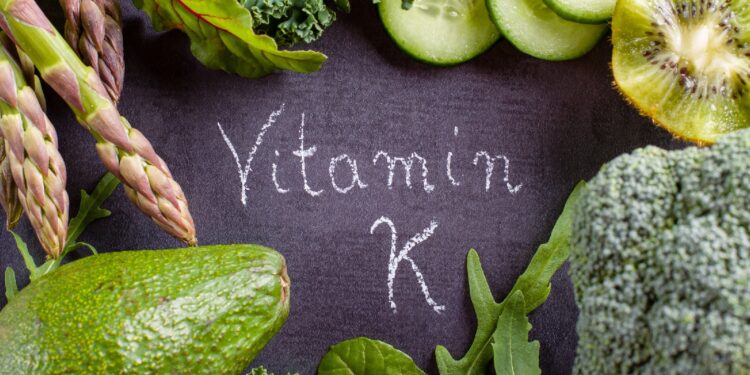 Grünes Gemüse ist um das Wort Vitamin K drapiert.