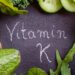 Grünes Gemüse ist um das Wort Vitamin K drapiert.