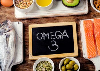 Eine Auswahl an Lebensmitteln, die reich an Omega-3-Fettsäuren sind.