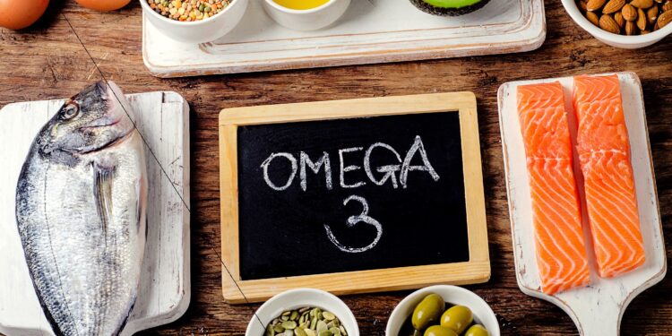 Eine Auswahl an Lebensmitteln, die reich an Omega-3-Fettsäuren sind.