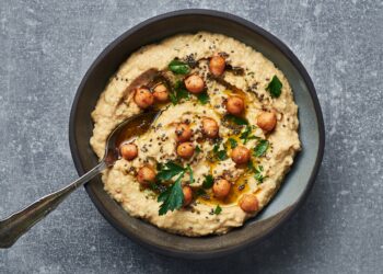 Eine Schüssel mit Hummus und Kichererbsen