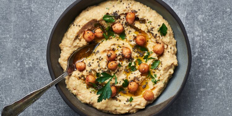 Eine Schüssel mit Hummus und Kichererbsen