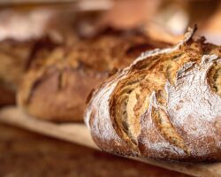 Frische Sauerteigbrote auf einem Holzbrett