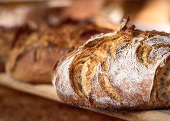 Frische Sauerteigbrote auf einem Holzbrett