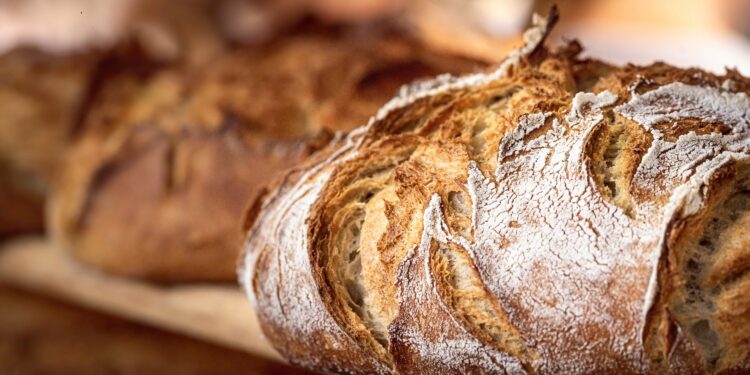 Frische Sauerteigbrote auf einem Holzbrett