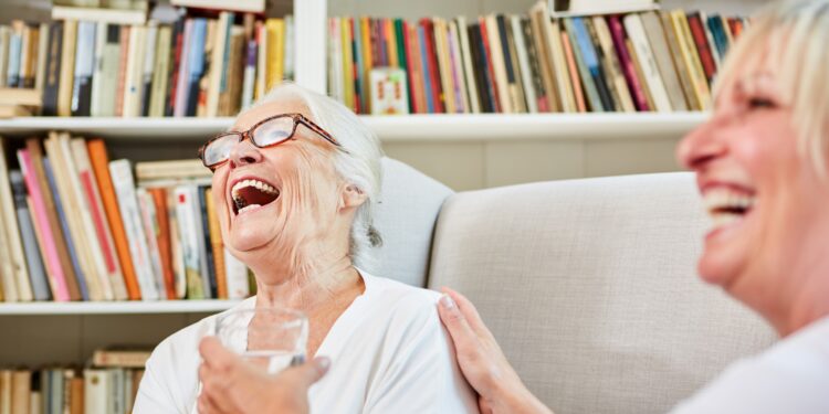 Zwei Frauen beim Lachen.