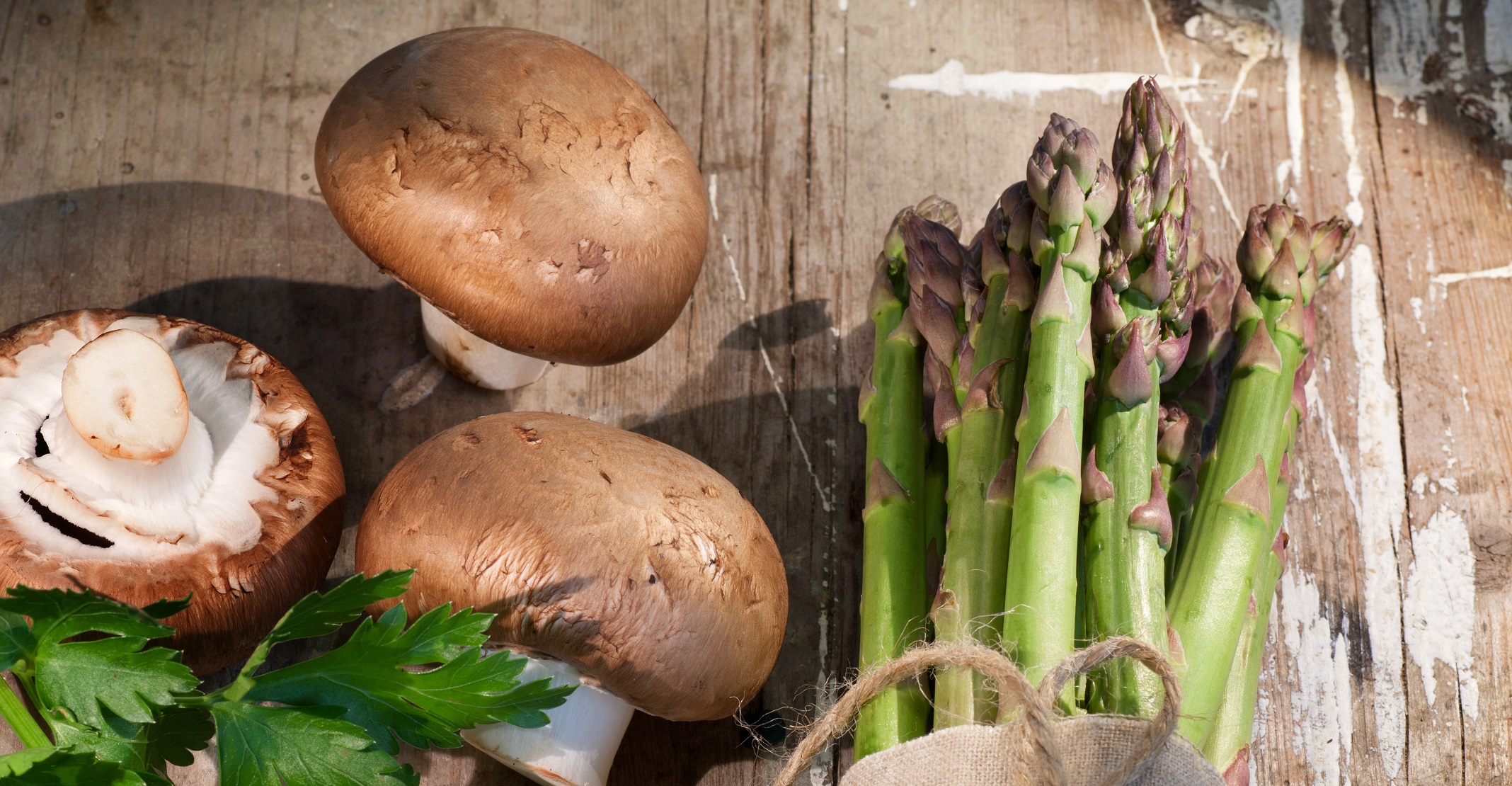 Gesundes Spargel-Frühstück mit pochierten Eiern und Pilzen – Heilpraxis