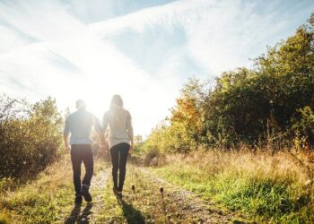 Ein Pärchen macht einen Spaziergang im Frühling.