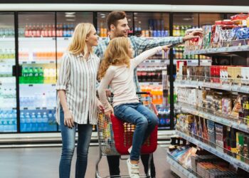 Eine Familie beim Einkaufen.