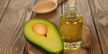 Avocado oil on a brown background. (Bild: olyina/stock.adobe.com)