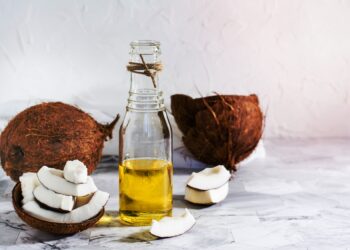 Kokosnussöl werden auf der einen Seite viele gesundheitliche Vorteile zugeschrieben, anderseits gelten die enthaltenen Fette als eher ungesund und potenziell gesundheitsschädlich. (Bild: Apostol/stock.adobe.com)