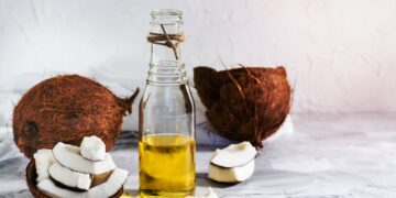 Kokosnussöl werden auf der einen Seite viele gesundheitliche Vorteile zugeschrieben, anderseits gelten die enthaltenen Fette als eher ungesund und potenziell gesundheitsschädlich. (Bild: Apostol/stock.adobe.com)
