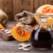 Fresh pumpkin seed oil in glass jug on wooden table. (Bild:  New Africa/stock.adobe.com)