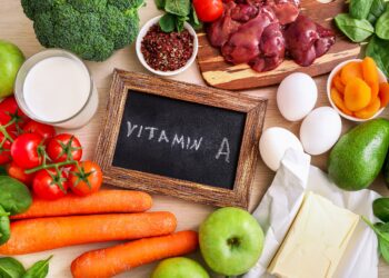 Vitamin-A-reiche Lebensmittel um ein Schild mit der Aufschrift Vitamin A