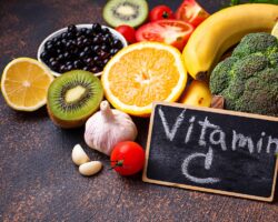 Eine Auswahl an Obst und Gemüse mit hohem Gehalt an Vitamin C.