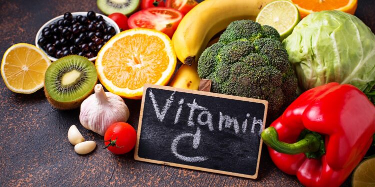Eine Auswahl an Obst und Gemüse mit hohem Gehalt an Vitamin C.