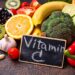 Eine Auswahl an Obst und Gemüse mit hohem Gehalt an Vitamin C.