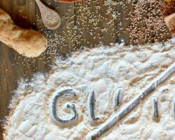 Das Wort "Gluten" in Mehl geschrieben und durchgestrichen.