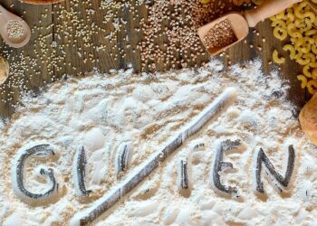 Das Wort "Gluten" in Mehl geschrieben und durchgestrichen.