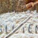 Das Wort "Gluten" in Mehl geschrieben und durchgestrichen.