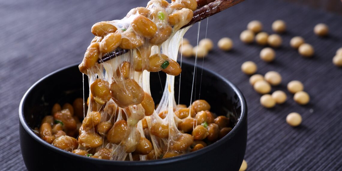 Die japanische Delikatesse Natto scheint sich extrem vorteilhaft auf die Lebenserwartung auszuwirken. (Bild: taa22/stock.adobe.com)