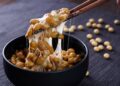 Die japanische Delikatesse Natto scheint sich extrem vorteilhaft auf die Lebenserwartung auszuwirken. (Bild: taa22/stock.adobe.com)