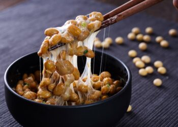 Die japanische Delikatesse Natto scheint sich extrem vorteilhaft auf die Lebenserwartung auszuwirken. (Bild: taa22/stock.adobe.com)