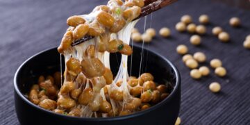 Die japanische Delikatesse Natto scheint sich extrem vorteilhaft auf die Lebenserwartung auszuwirken. (Bild: taa22/stock.adobe.com)