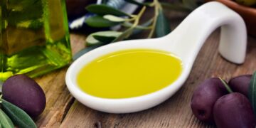 Natives Olivenöl extra ist besonders gesund, allerdings muss zur Aufrechterhaltung der Qualität und der gesundheitlichen Vorteile die richtige Lagerung beachtet werden. (Bild: Roger Heil/stock.adobe.com)