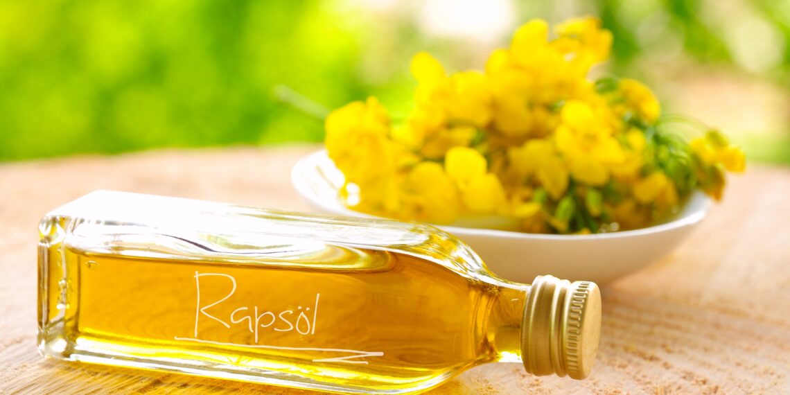 Kaltgepresstes Rapsöl ist sehr gesund, wenn man darauf achtet, es möglichst nur in kalten Speisen zu verwenden, um zu vermeiden, dass bei der Überschreitung des Rauchpunkts schädliche Stoffe freigesetzt werden. (Bild: Kathleen Rekowski/stock.adobe.com)
